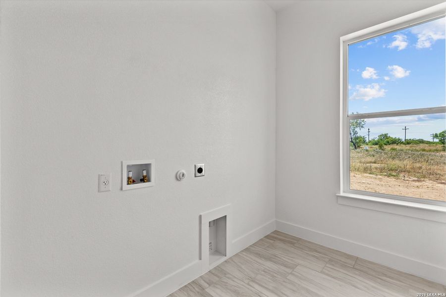 Spacious, unfurnished interior of a new home in , La Vernia (Image 19).