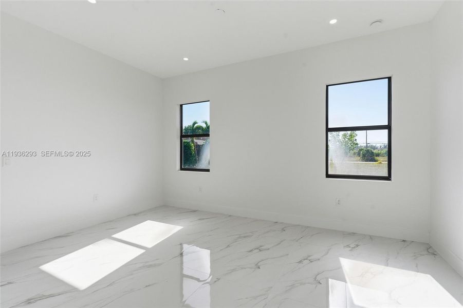 Spacious, unfurnished interior of a new home in , Cape Coral (Image 38).