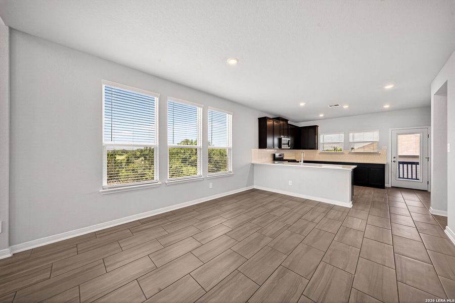 Spacious, unfurnished interior of a new home in Thomas Pond, San Antonio (Image 38).