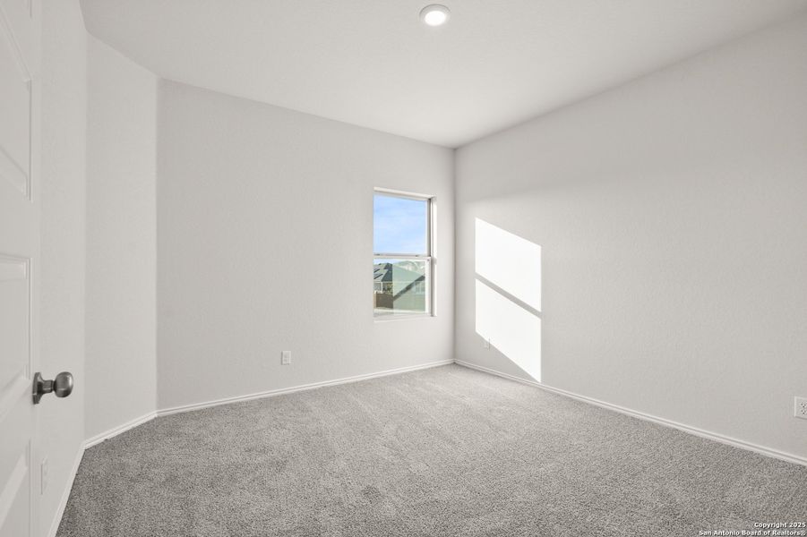 Spacious, unfurnished interior of a new home in Blue Ridge Ranch, San Antonio (Image 17).