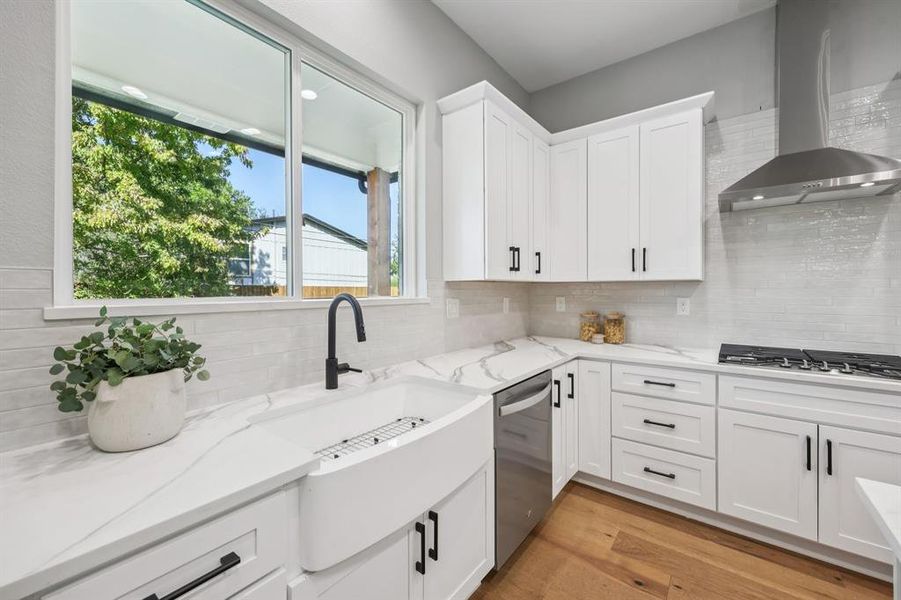 Furnished interior view inside a new home in , Grapevine (Image 16).