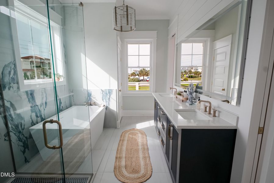 6CapeLn_Staged_31OwnerBath