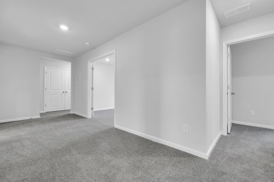 Spacious, unfurnished interior of a new home in Carolina Groves, Moncks Corner (Image 35).