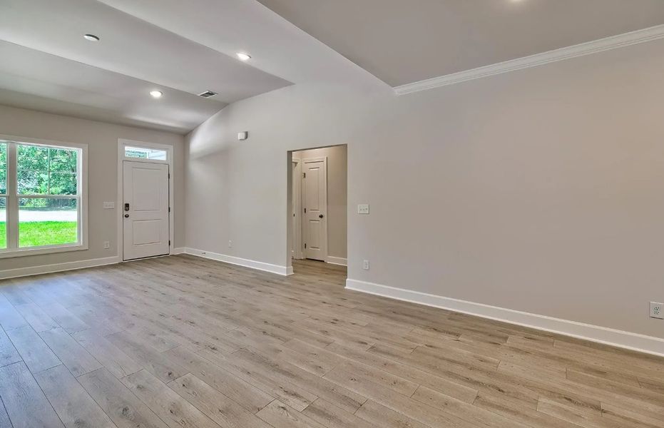 Spacious, unfurnished interior of a new home in Satchel Ford, Columbia (Image 17).