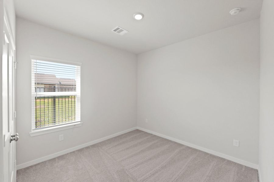 Spacious, unfurnished interior of a new home in River Ranch Trails, Dayton (Image 25).