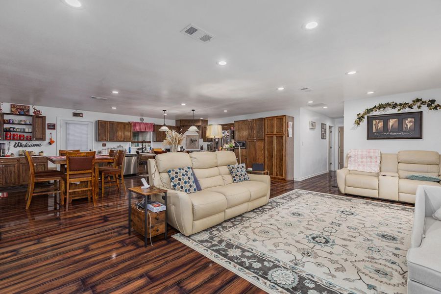 Furnished interior view inside a new home in , Lufkin (Image 7).