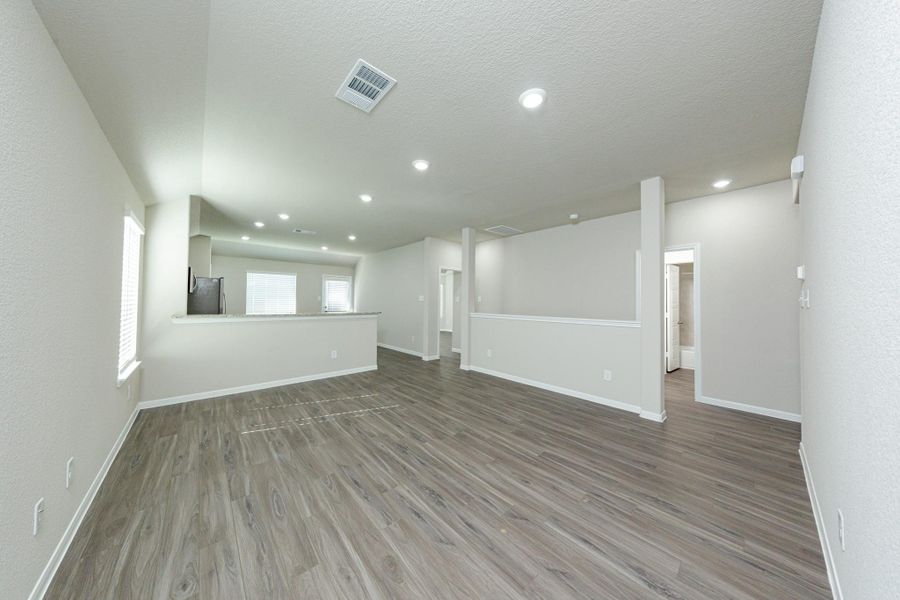 Spacious, unfurnished interior of a new home in Mackenzie Creek, Conroe (Image 12).