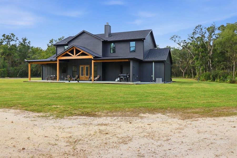 Exterior details and patio area of a home in , Inglis (Image 44).