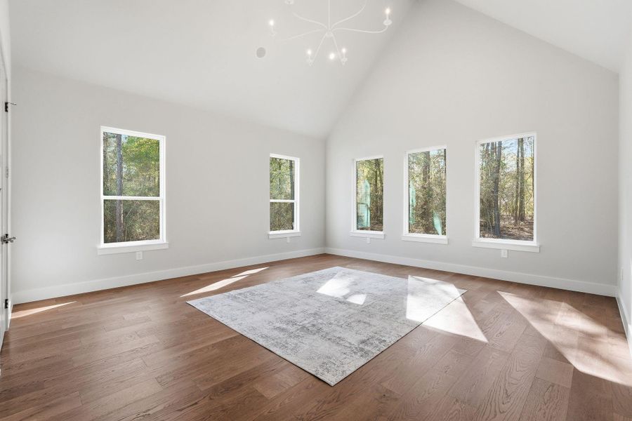 A true retreat with soaringvaulted ceilings with an exposedbeam and a wall of oversizedwindows that frame peacefulwooded views. Flooded withnatural light and finished with astriking modern chandelier, thisexpansive suite offers a calm,airy feel and plenty of room tounwind at the end of the day.