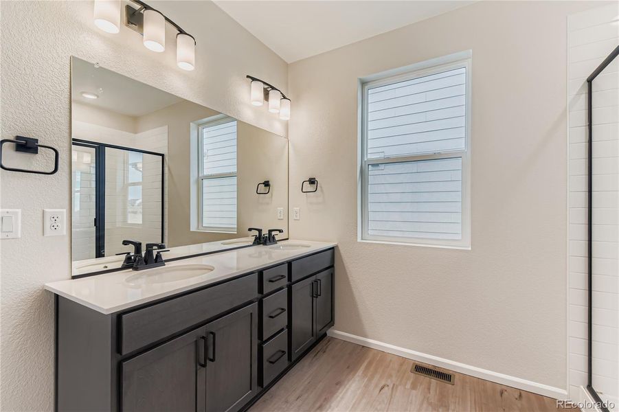 Primary bath w/dual vanity