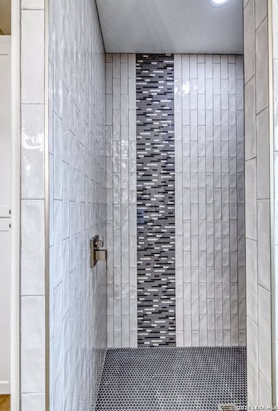 Close-up of interior finishes inside a home in , Uvalde (Image 17).