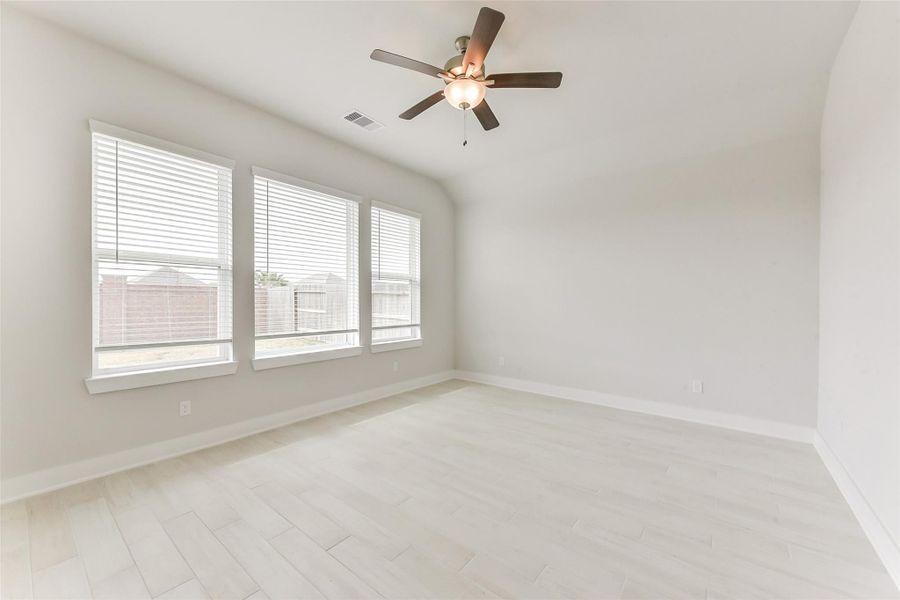 Spacious, unfurnished interior of a new home in , Texas City (Image 20).