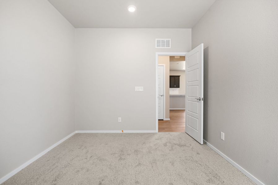 Spacious, unfurnished interior of a new home in Wolf Creek Run West, Strasburg (Image 15).