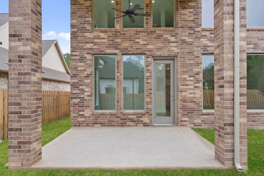 Exterior details and patio area of a home in Colton, Montgomery (Image 3).