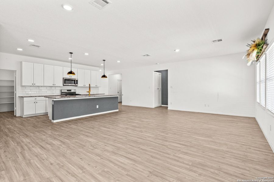 Spacious, unfurnished interior of a new home in , Bulverde (Image 22).