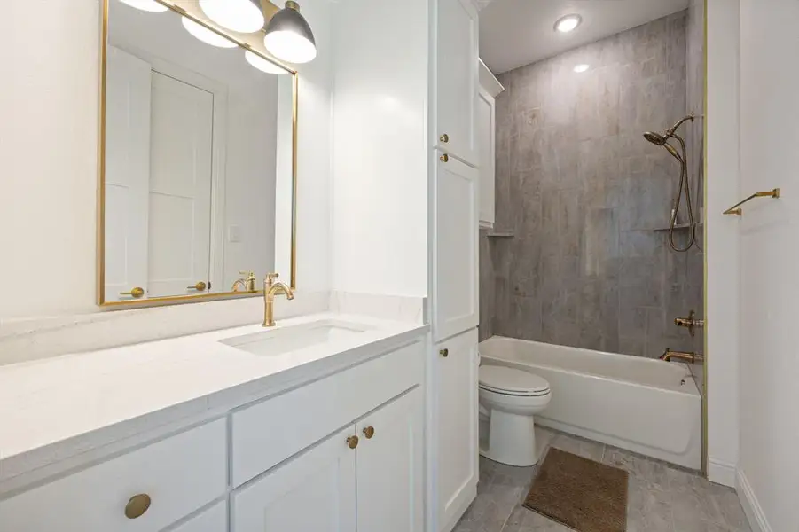 Furnished interior view inside a new home in , Northlake (Image 28).