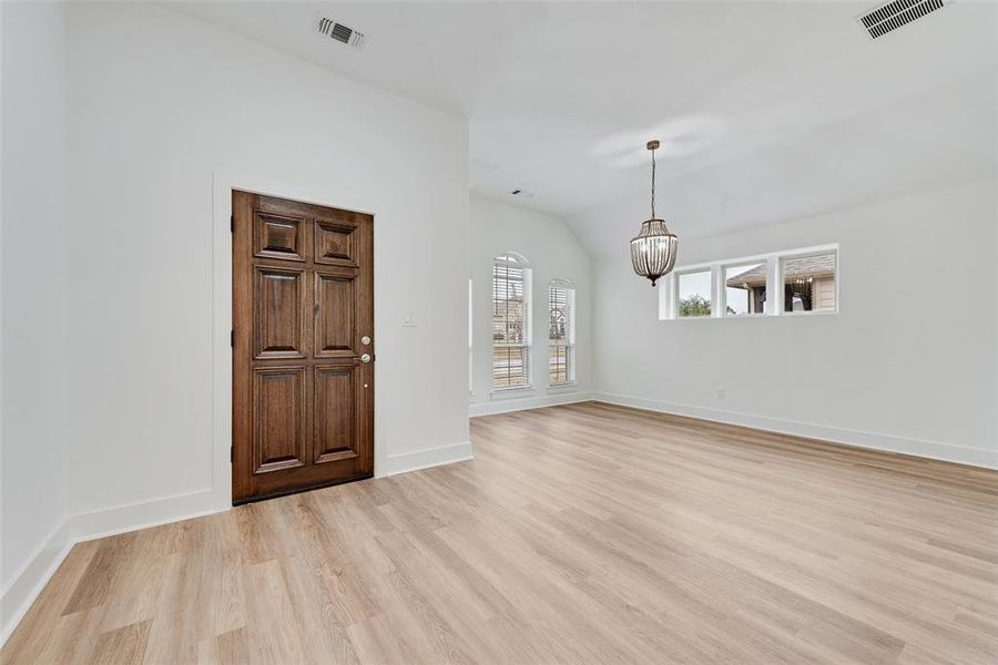 Spacious, unfurnished interior of a new home in , Sherman (Image 10).