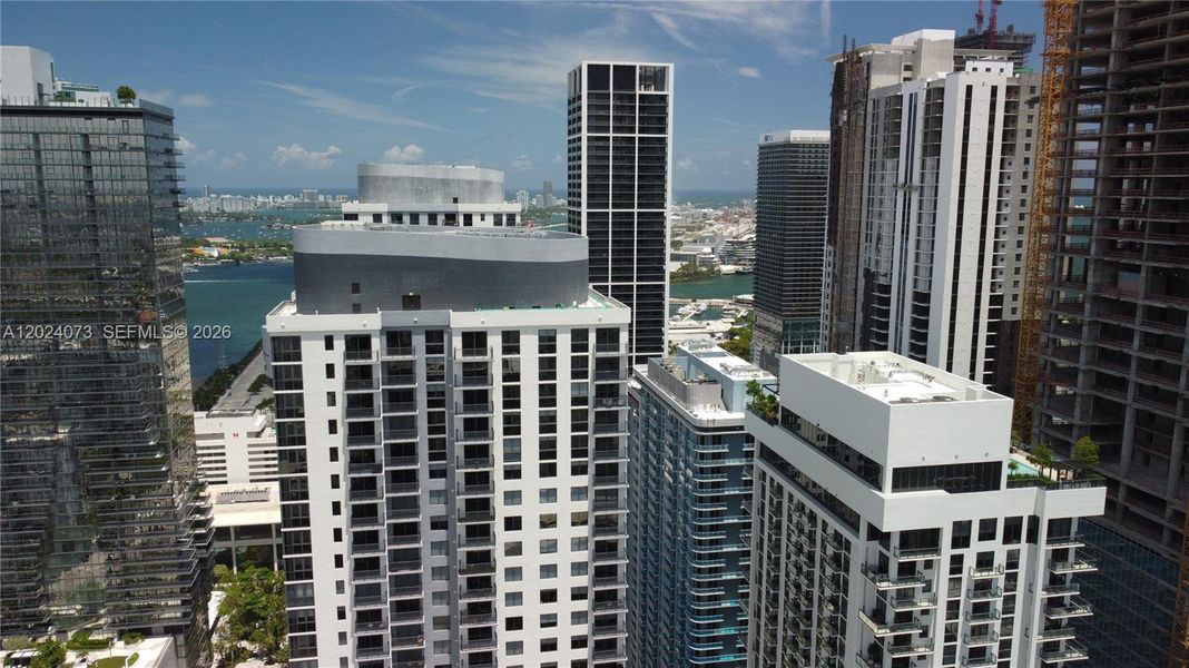 Condo located in Miami, FL showcasing its design and architecture (Image 3).