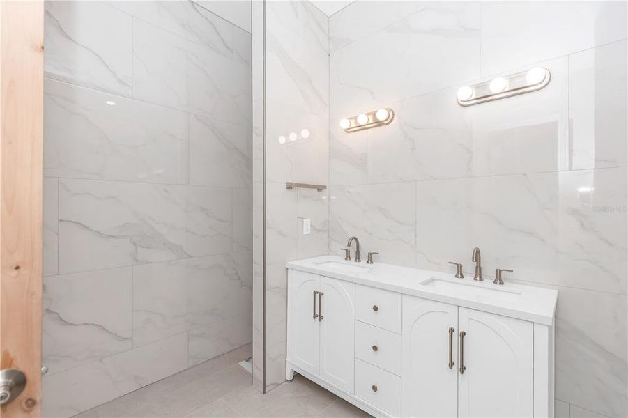 Furnished interior view inside a new home in , Orlando (Image 6).