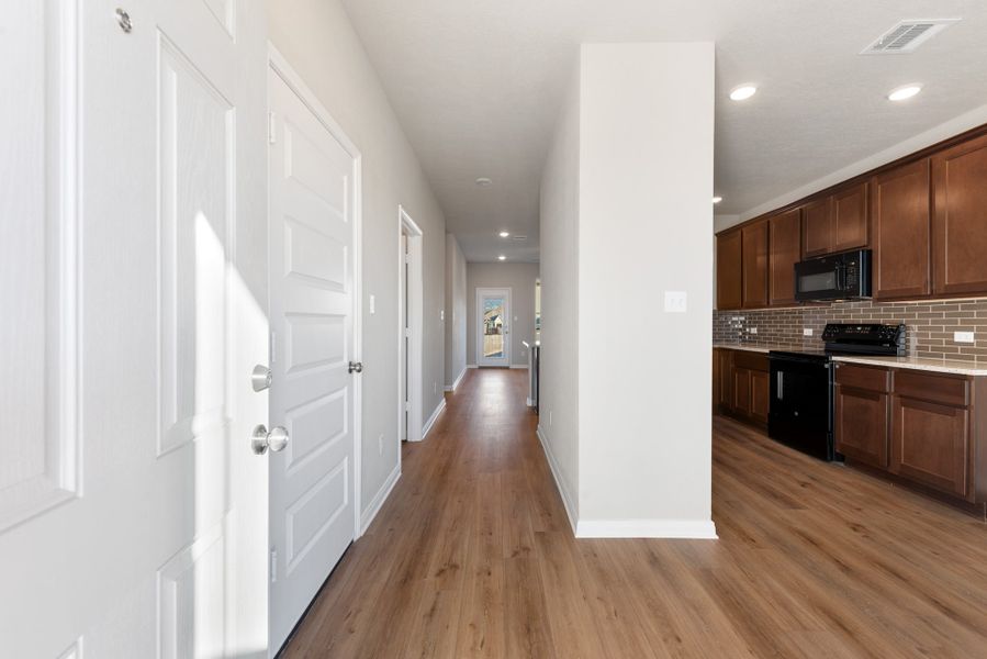 Spacious, unfurnished interior of a new home in Arroyo Ranch, Seguin (Image 12).