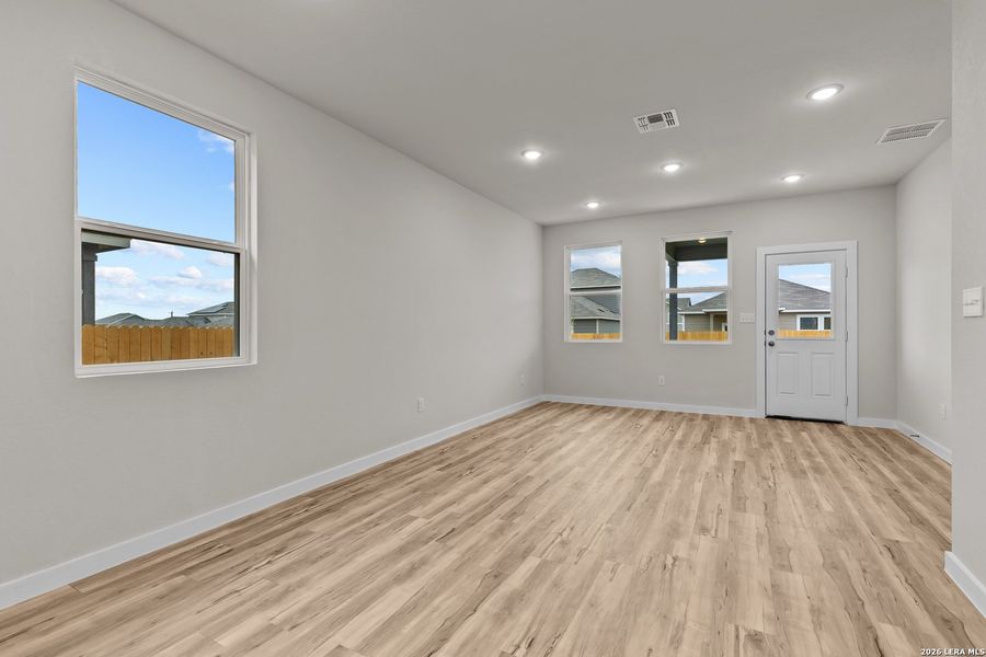 Spacious, unfurnished interior of a new home in Agave, San Antonio (Image 8).
