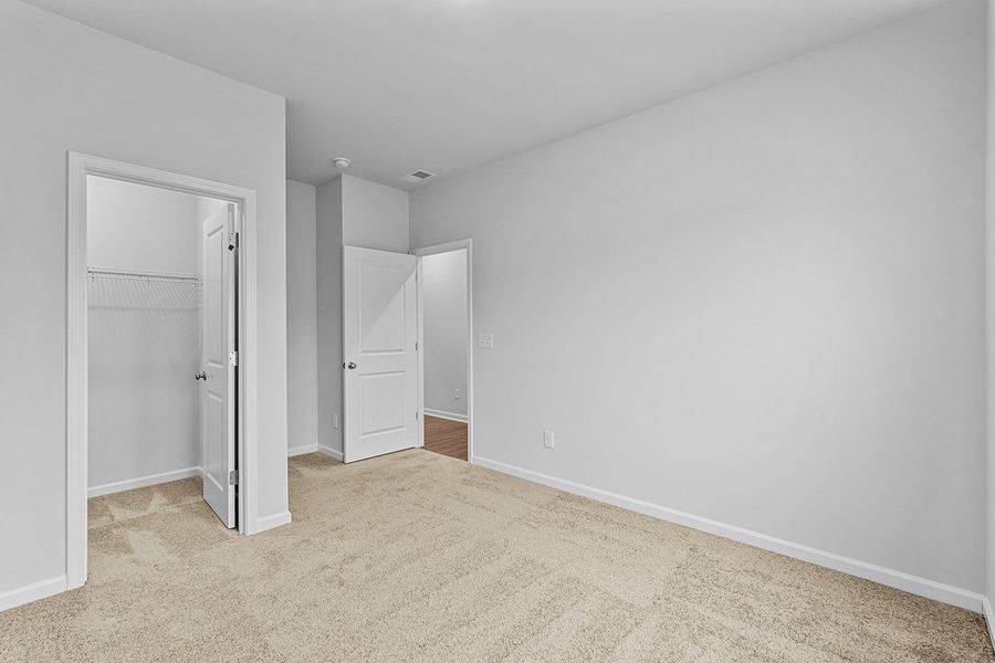 Spacious, unfurnished interior of a new home in Fieldstone, Lexington (Image 24).