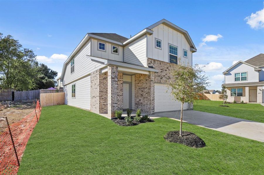 Exterior details and patio area of a home in Sycamore Landing, Fort Worth (Image 2).