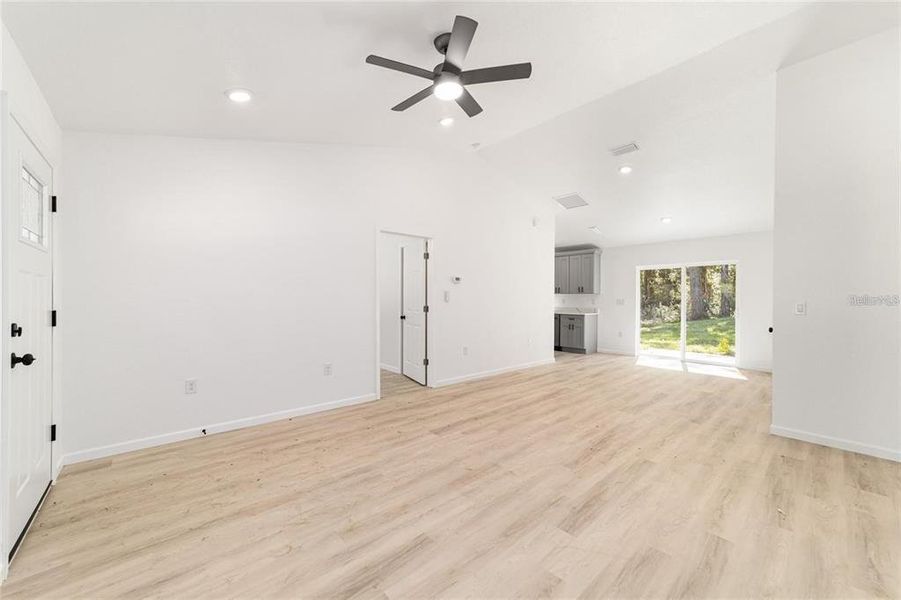 Spacious, unfurnished interior of a new home in , Ocala (Image 31).