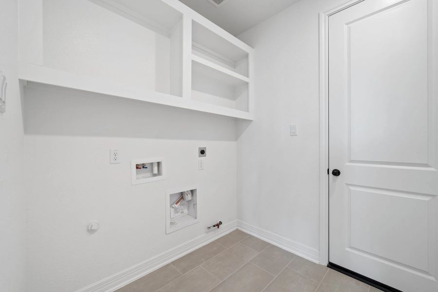 Spacious, unfurnished interior of a new home in Blue Heron Estates, Mont Belvieu (Image 12).