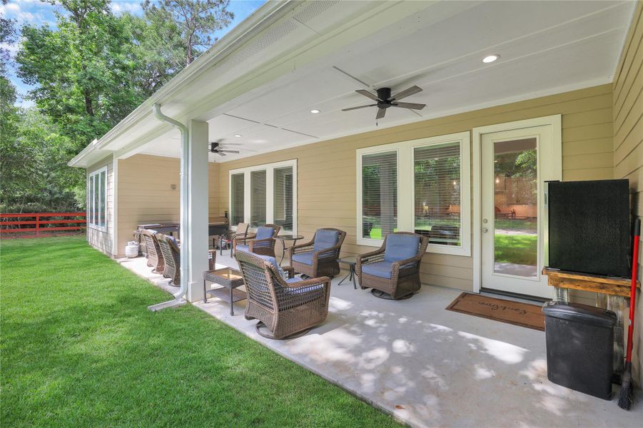 Exterior details and patio area of a home in Ridgelake Shores, Montgomery (Image 23).