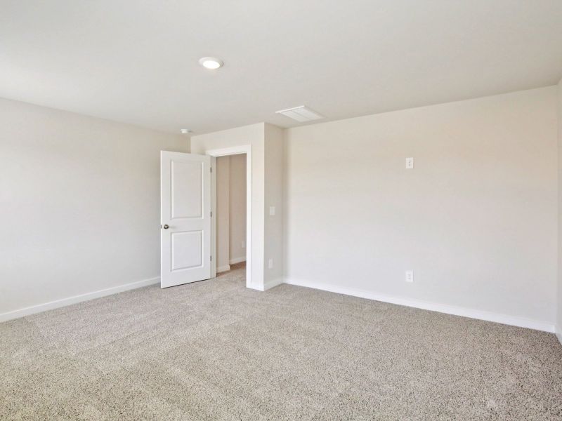 Spacious, unfurnished interior of a new home in Wyncliff, Clarksville (Image 8).