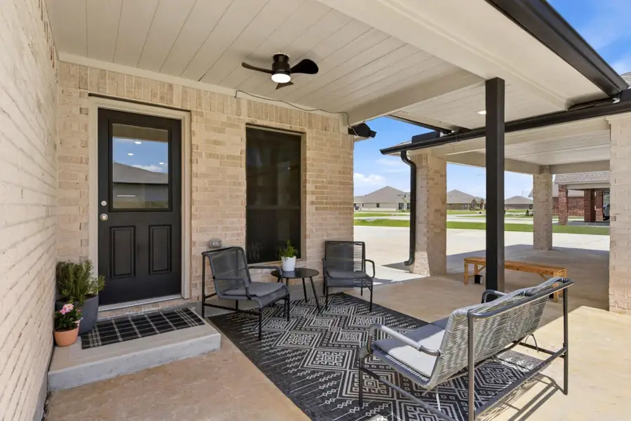 Exterior details and patio area of a home in Pedregal, Dickinson (Image 3).