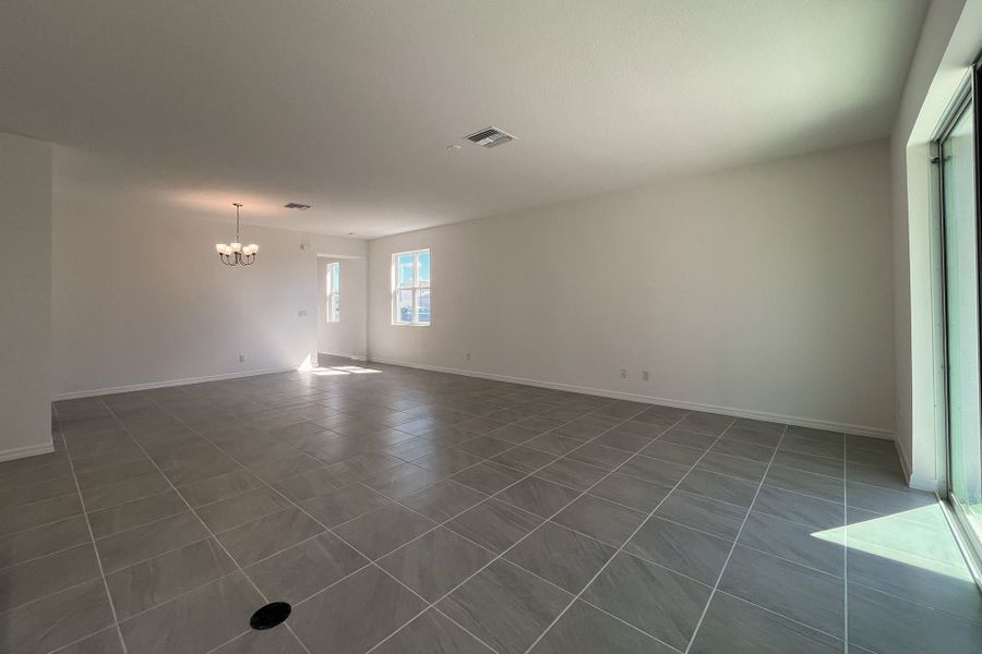 Spacious, unfurnished interior of a new home in Trinity Lakes, Groveland (Image 11).