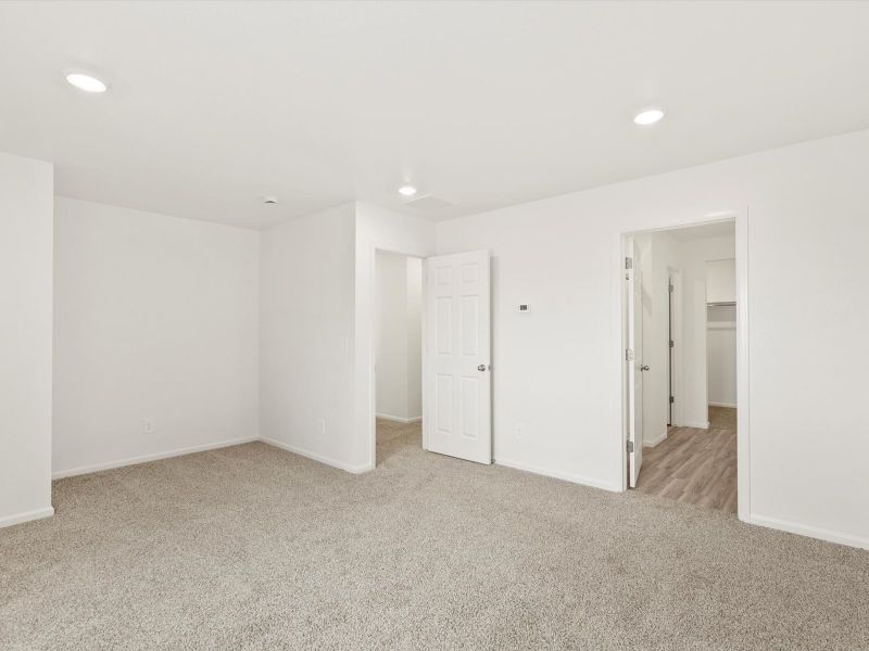 Spacious, unfurnished interior of a new home in Skyview at High Point, Aurora (Image 8).