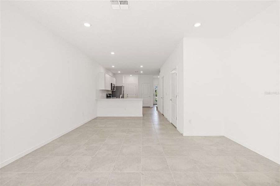 Spacious, unfurnished interior of a new home in , Tampa (Image 19).