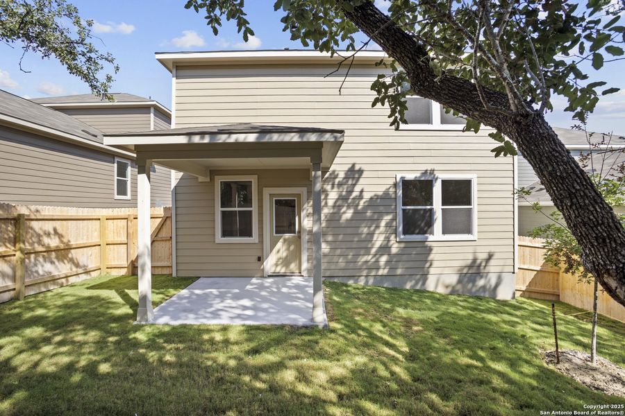 Exterior details and patio area of a home in Rosemont Hill, San Antonio (Image 3).
