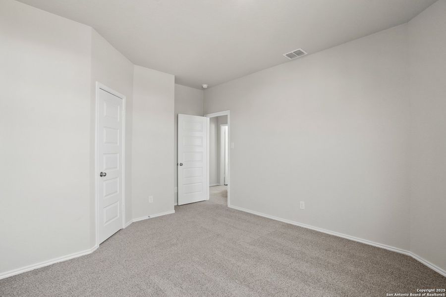 Spacious, unfurnished interior of a new home in Blue Ridge Ranch, San Antonio (Image 11).