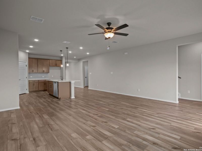 Spacious, unfurnished interior of a new home in Comanche Ridge, San Antonio (Image 27).