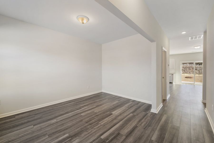 Spacious, unfurnished interior of a new home in Richmond Hill, Inman (Image 12).