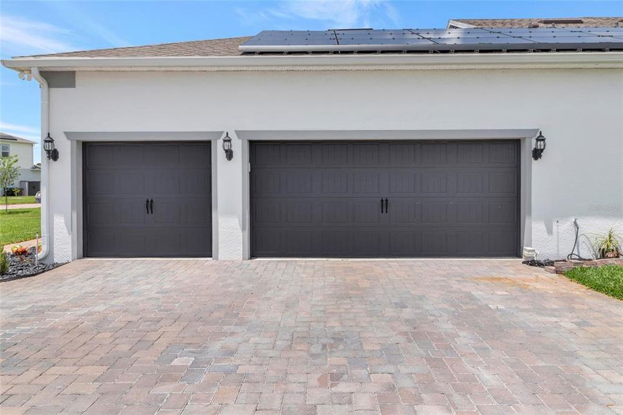 Exterior details and patio area of a home in , Orlando (Image 39).