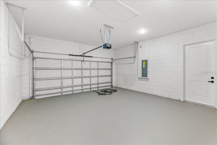 Spacious, unfurnished interior of a new home in , Citrus Springs (Image 15).