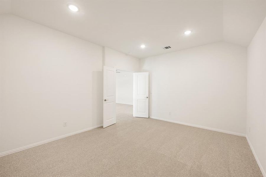 Spacious, unfurnished interior of a new home in Creekview Meadows, Pilot Point (Image 28).