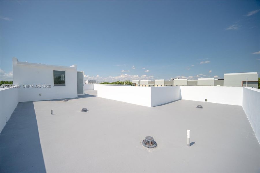 Exterior details and patio area of a home in , Doral (Image 35).