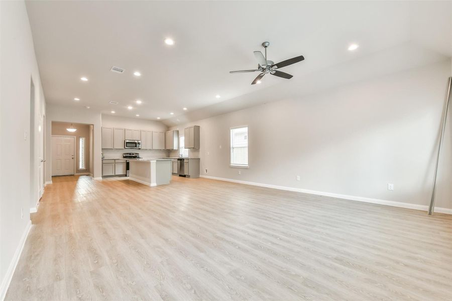 Spacious, unfurnished interior of a new home in King Oaks Village, Baytown (Image 15).