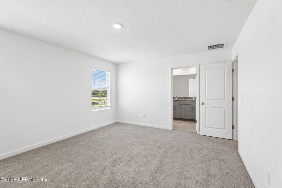 Spacious, unfurnished interior of a new home in , Middleburg (Image 28).