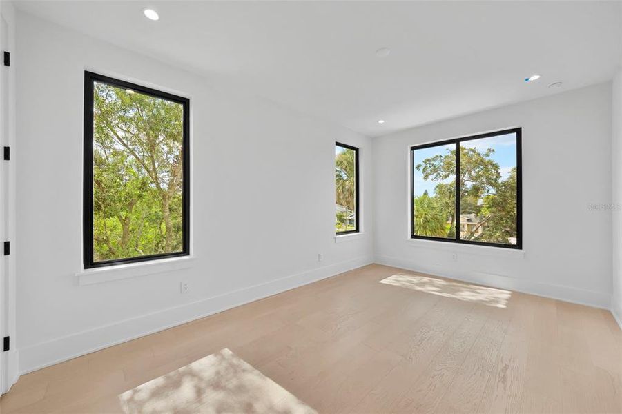 Spacious, unfurnished interior of a new home in , Tampa (Image 34).