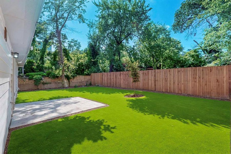 Exterior details and patio area of a home in , Dallas (Image 4).