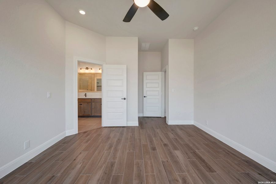 Spacious, unfurnished interior of a new home in Davis Ranch 50', San Antonio (Image 43).