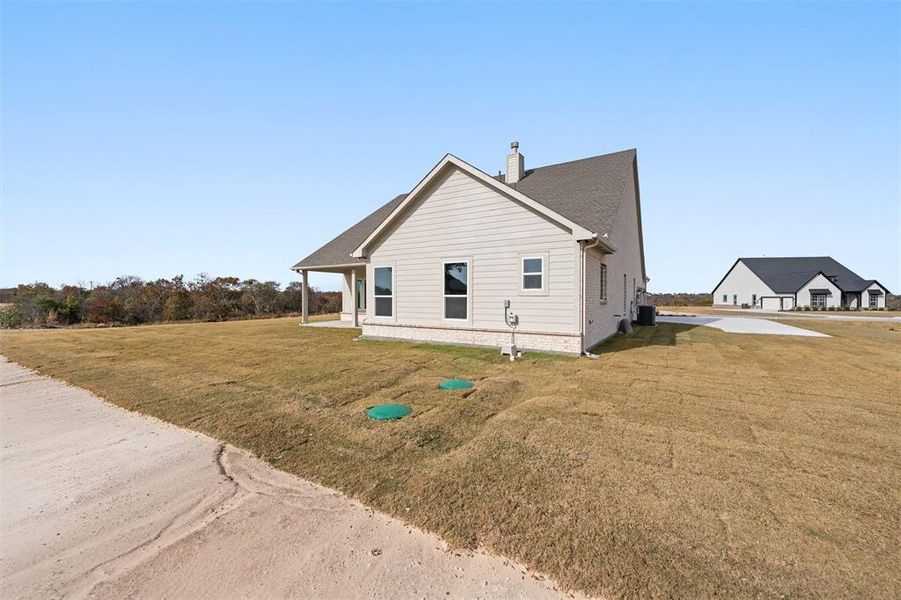 Exterior details and patio area of a home in Eagle Ridge Estates, Weatherford (Image 25).