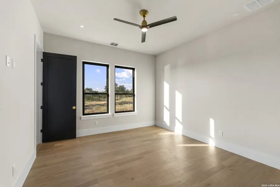 Spacious, unfurnished interior of a new home in , Canyon Lake (Image 28).